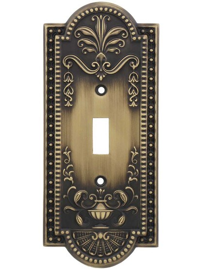 Como Single Toggle Switch Plate in Antique Brass.